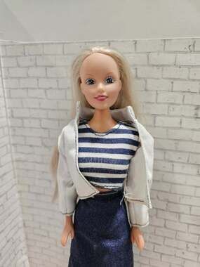 Vintage 1998 Toys R Us Geoffrey Inc Blonde Teacher Fashion Doll Barbie Clone